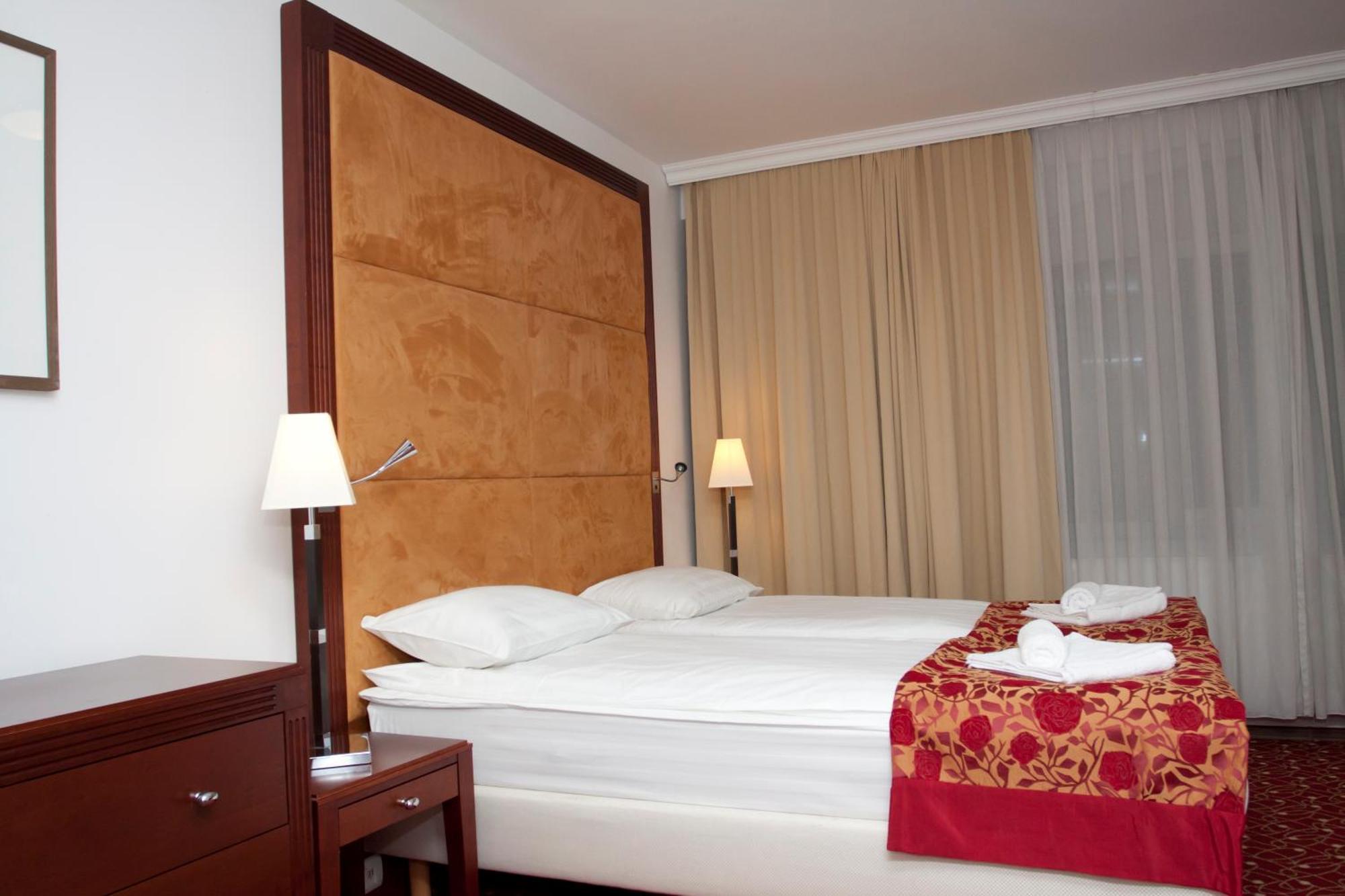 Visconti Militari Hotel Bukarest Kültér fotó