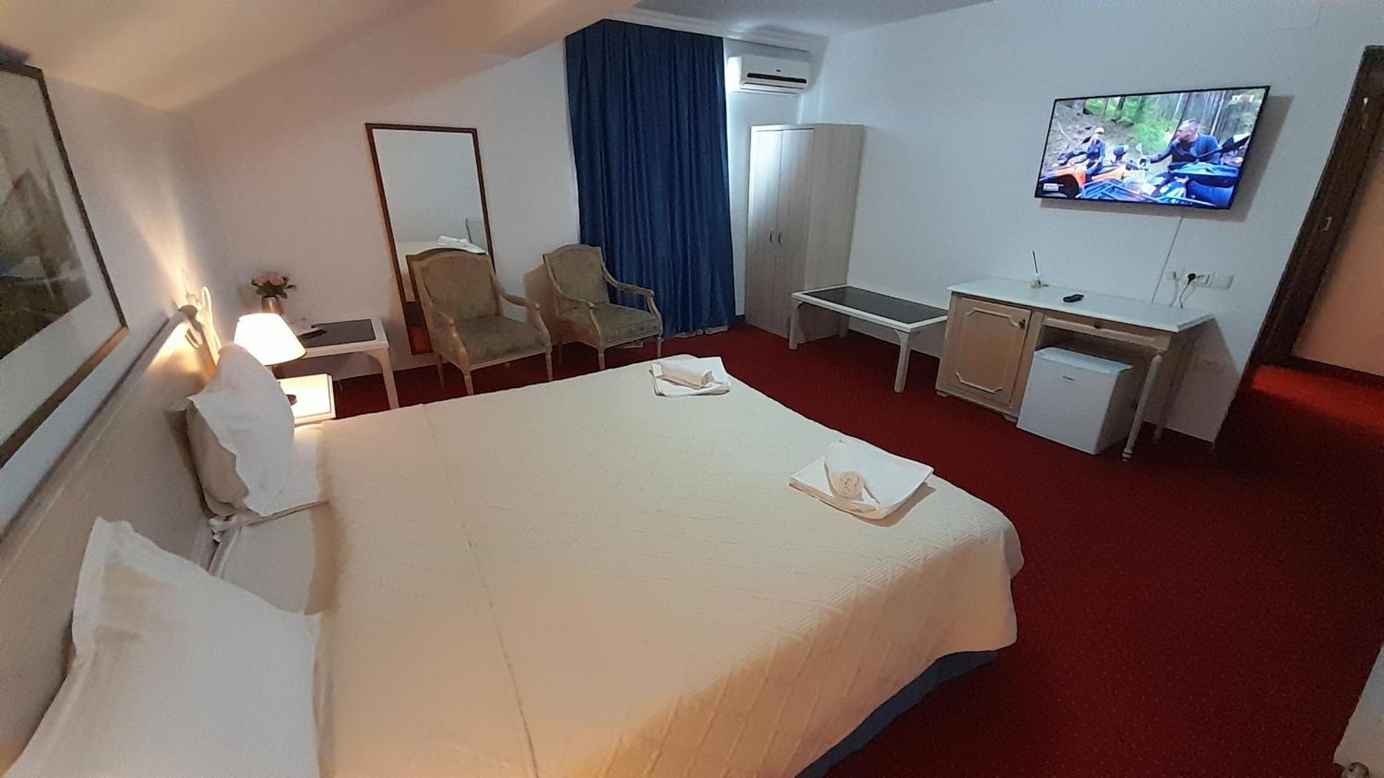 Visconti Militari Hotel Bukarest Kültér fotó